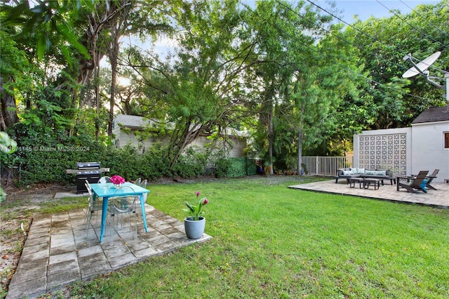 view of yard featuring a patio