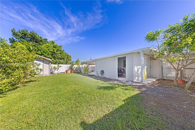 view of yard featuring a storage shed