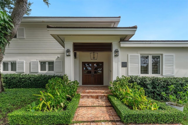 entrance to property featuring a porch