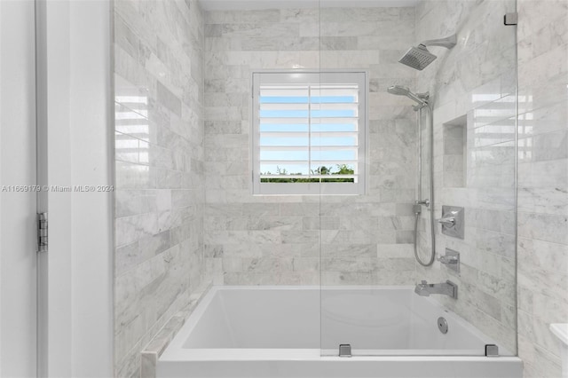 bathroom with tiled shower / bath combo