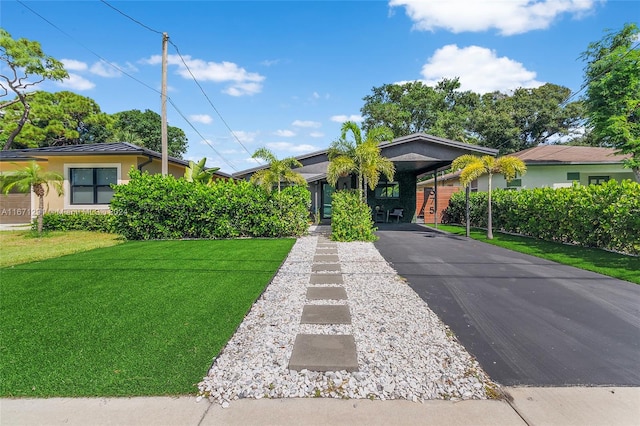 view of front of home featuring a front yard and a carport