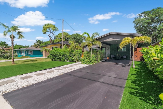 view of front of house featuring a front yard