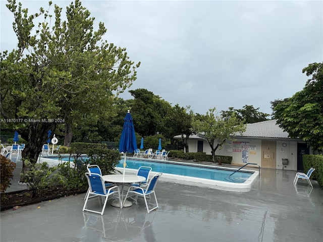 view of swimming pool featuring a patio