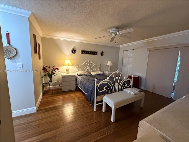 bedroom with crown molding, hardwood / wood-style flooring, a textured ceiling, and ceiling fan