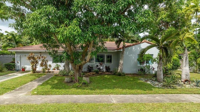 view of front of house featuring a front yard and a garage