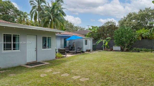 view of yard featuring a patio area