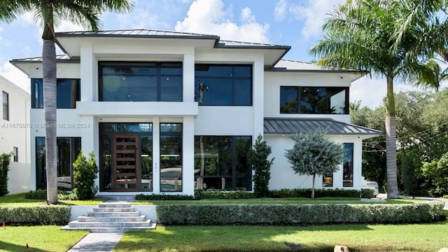 view of front of property with a front yard