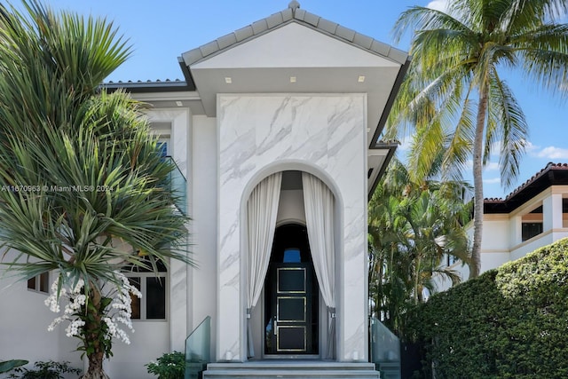 view of exterior entry with stucco siding