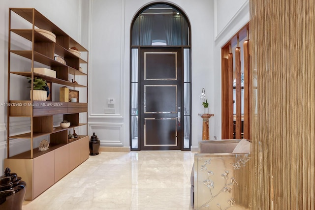 foyer entrance featuring a decorative wall