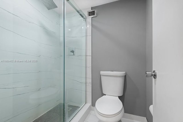full bath featuring baseboards, toilet, and a stall shower