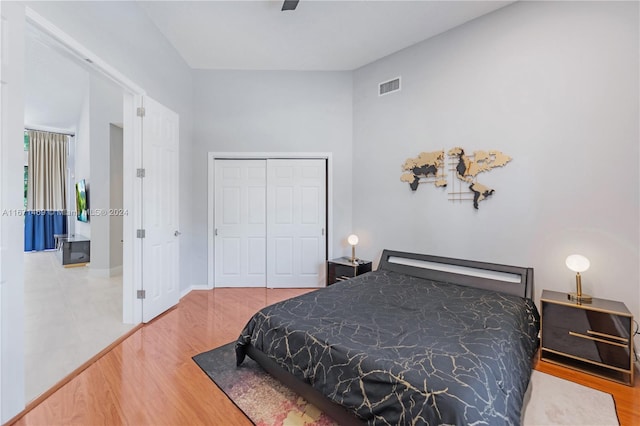 bedroom featuring hardwood / wood-style floors, ceiling fan, and a closet