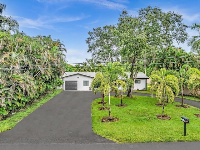 view of front of house featuring a garage and a front yard