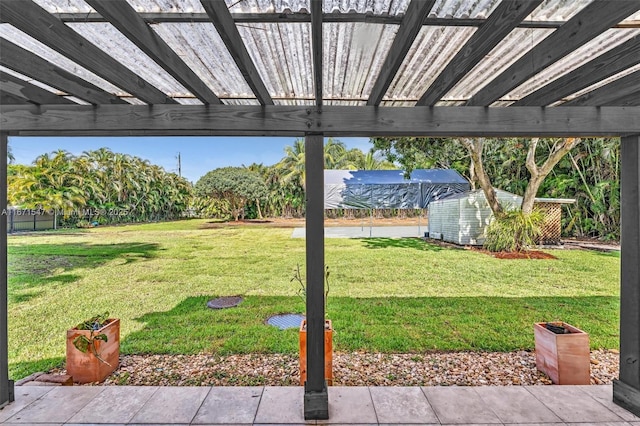 view of yard featuring a pergola and a storage unit