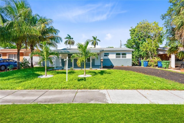 ranch-style home featuring a front lawn