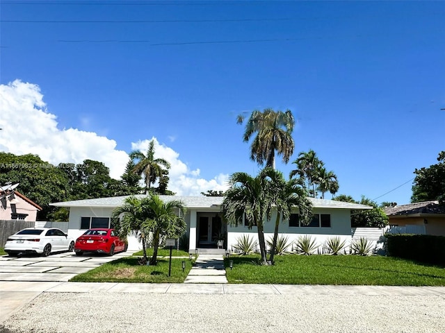 ranch-style house featuring a front yard