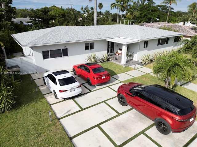 view of front of home featuring a front yard