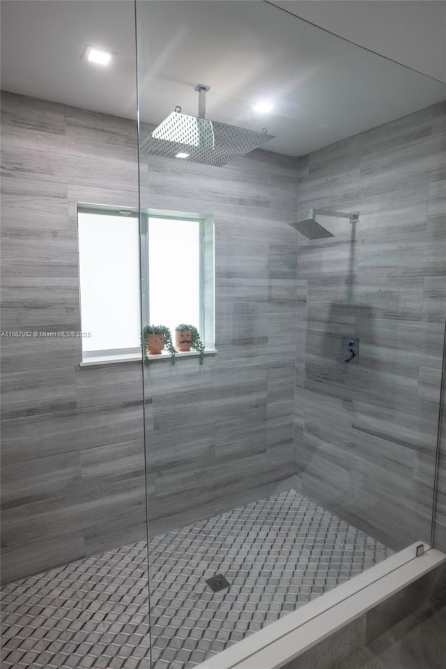 bathroom featuring a tile shower