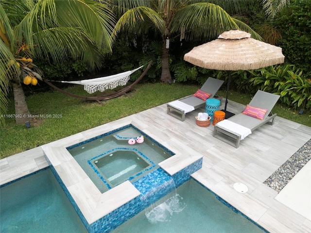 view of pool featuring an in ground hot tub and a yard