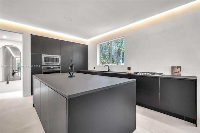 kitchen featuring an island with sink, stainless steel appliances, and sink