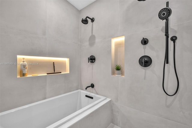 bathroom with tiled shower / bath combo