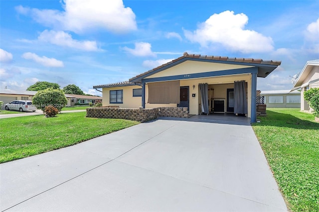 view of front of home featuring a front yard and a carport