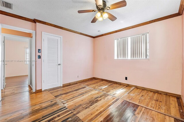 4701 Mainland Dr, Tamarac, FL 33319 - empty room featuring light wood finished floors, crown molding, a textured ceiling, baseboards, and ceiling fan