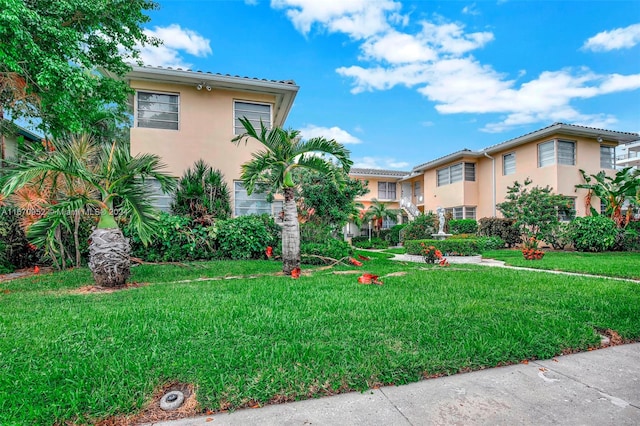 view of front of property featuring a front yard