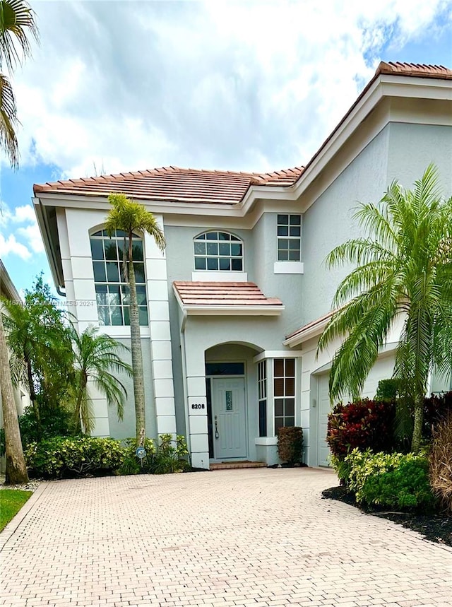 view of front facade featuring a garage