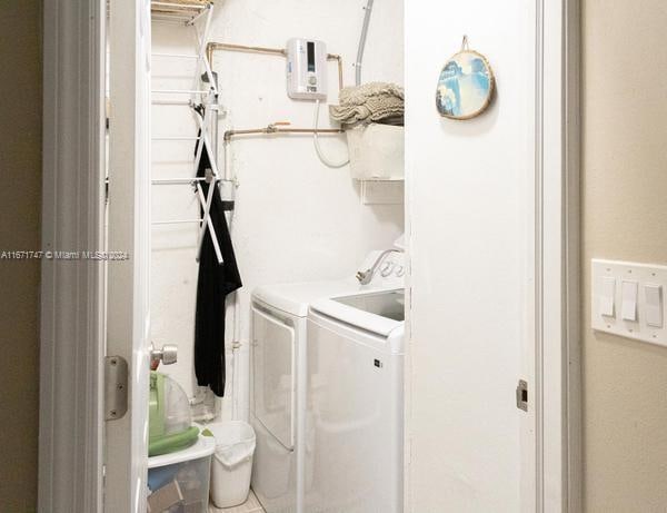 laundry room with washing machine and clothes dryer