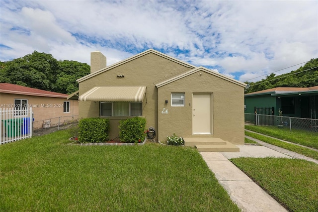 bungalow-style house featuring a front lawn