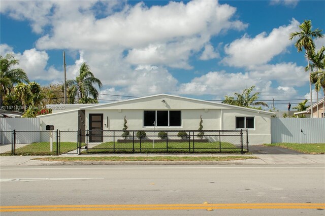 view of front of property featuring a yard