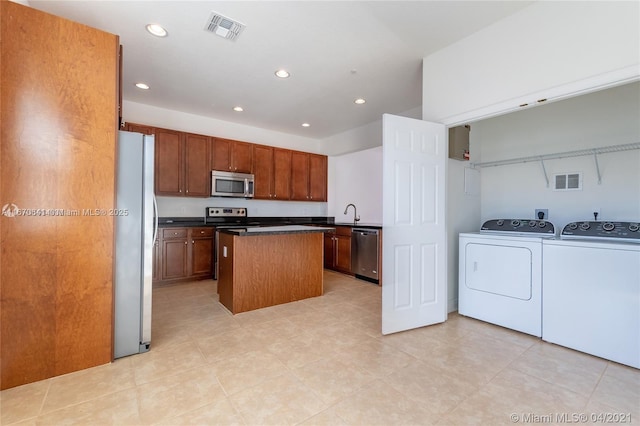 dining room featuring light tile patterned floors