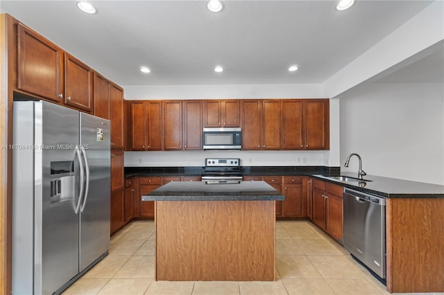 11959 SW 26th Ct, Miramar, FL 33025 - kitchen featuring a sink, stainless steel appliances, visible vents, a peninsula, and baseboards