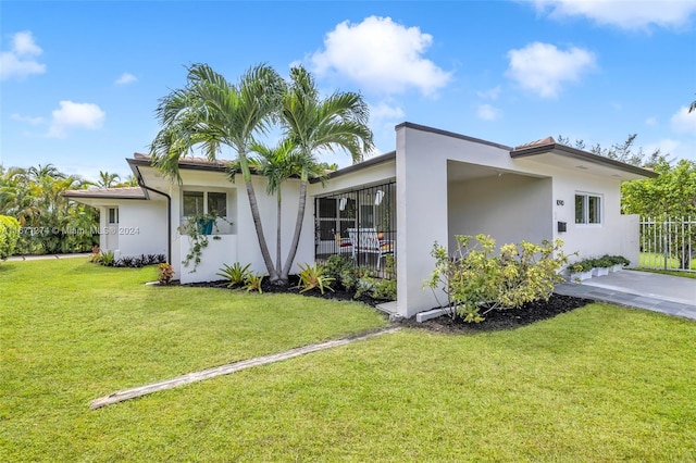 view of front of home featuring a front yard