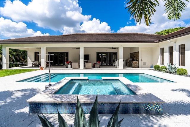 view of swimming pool with an in ground hot tub, a patio area, and ceiling fan