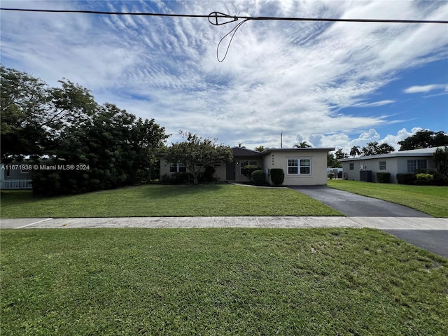 ranch-style house featuring a front yard