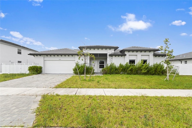 view of front of home featuring a front yard and a garage