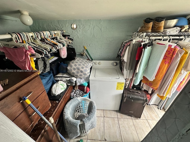 laundry room featuring washer / clothes dryer and light tile patterned floors