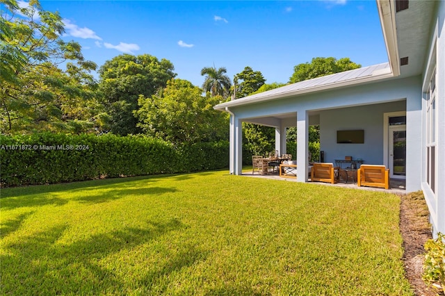 view of yard featuring a patio