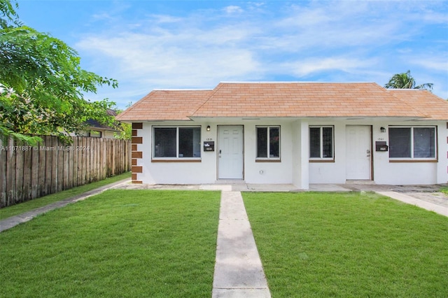 view of front facade featuring a front lawn