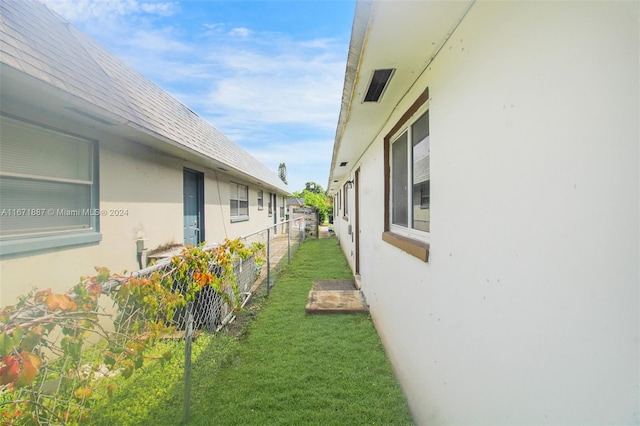 view of side of property featuring a lawn