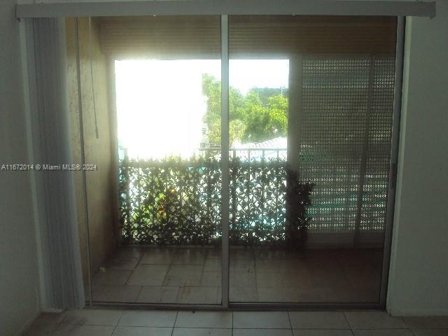 empty room with light tile patterned flooring