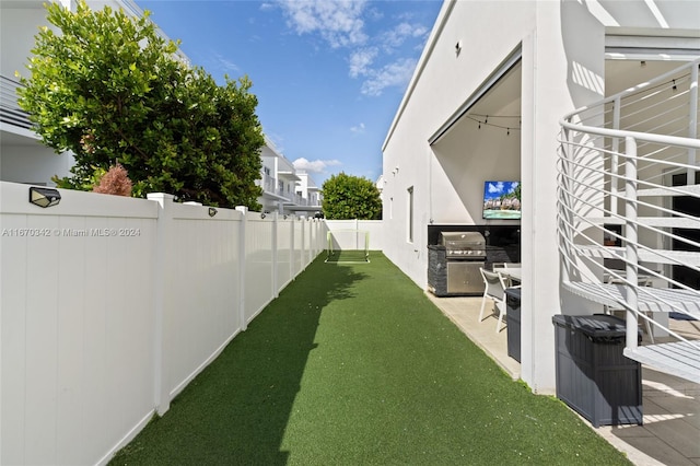 view of yard featuring a patio area