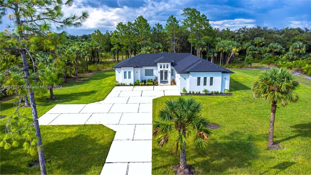 view of front facade featuring a front yard