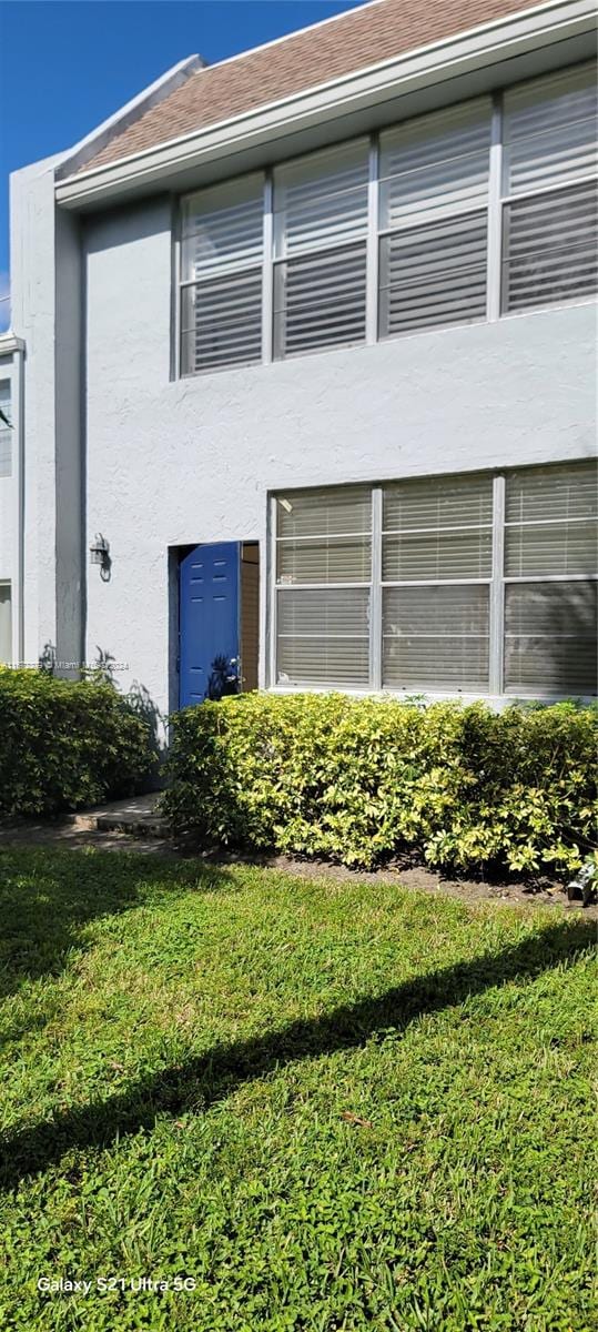 view of front of property with a front yard