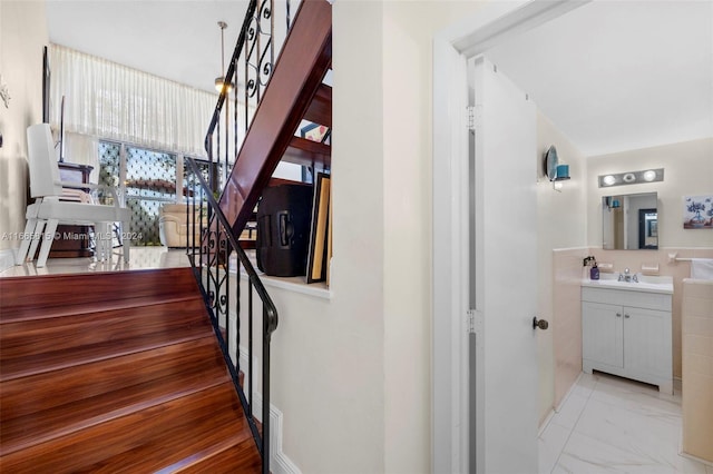 stairway featuring sink