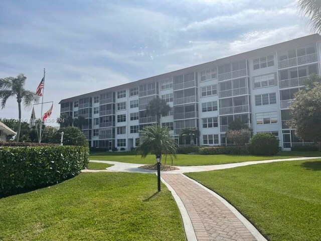 view of property's community featuring a lawn