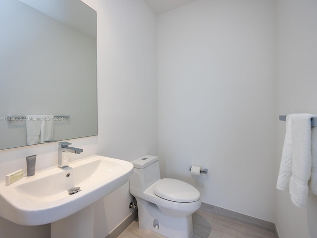 bathroom featuring toilet and sink