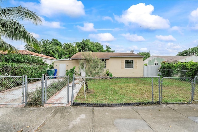 view of front of property featuring a front yard