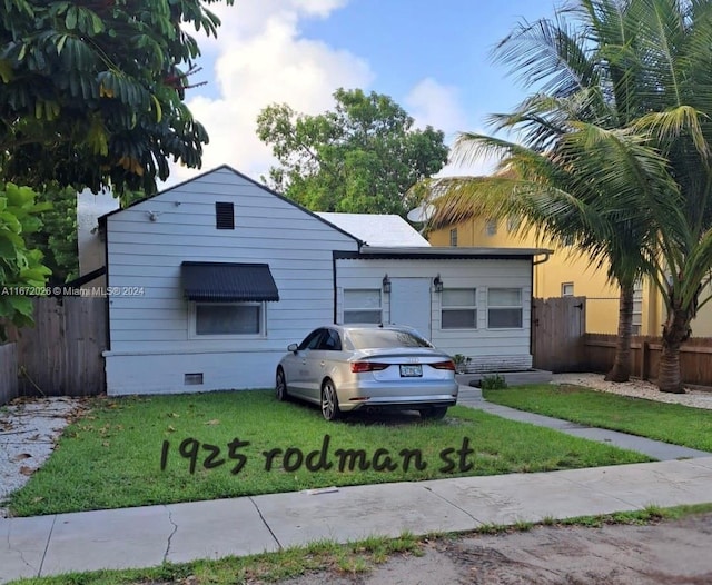 view of front of property with a front yard